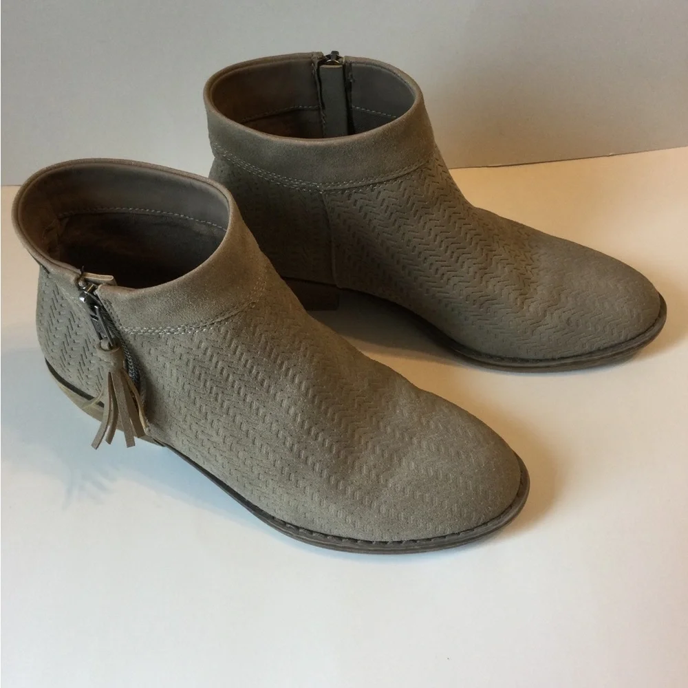 Roxy Light Brown Suede Chic Ankle Bootie Boots with Zipper Tassel Size 7